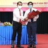 Chủ tịch HĐND tỉnh Đồng Nai Thái Bảo tặng hoa chúc mừng ông Nguyễn Sơn Hùng được bầu làm Phó chủ tịch UBND tỉnh. (Ảnh: TTXVN phát).