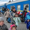 Người dân lên tàu hỏa để sơ tán tránh xung đột ở Odessa, Ukraine, ngày 9/3/2022. (Ảnh: AFP/TTXVN).