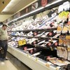 Người dân mua sắm tại một siêu thị ở Millbrae, bang California, Mỹ ngày 10/8/2022. (Ảnh: THX/TTXVN).