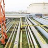 Hệ thống đường dẫn dầu và bồn chứa của nhà máy lọc dầu Essar Oil gần thành phố Jamnagar, Ấn Độ. Ảnh: AFP