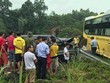 Ôtô chở 4 người bẹp nát khi đâm xe khách trên cao tốc