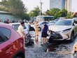 Nghệ An: Chiếc Lexus húc 2 ô tô dừng đèn đỏ