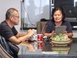 Người già nghiện smartphone