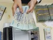 Biên lãi ròng của ngân hàng thu hẹp dần