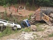 Xe đầu kéo gây tai nạn liên hoàn, đẩy 3 ô tô xuống vực, 7 người bị thương