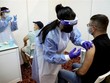 Malaysia đẩy nhanh tiêm vaccine giữa lúc số ca Covid-19 tăng kỷ lục