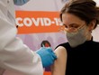 Ca Covid-19 tăng vọt, Nga treo thưởng ô tô "hút" dân đi tiêm chủng