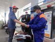 Chi 500 đồng quỹ bình ổn, giá xăng RON95-III vẫn tăng hơn 700 đồng