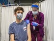 Anh không tiêm đại trà vaccine ngừa COVID-19 cho người dưới 18 tuổi