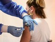 Tổng thống Pháp kêu gọi người dân tích cực đi tiêm vaccine COVID-19