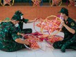 Những hình ảnh đẹp về bộ đội hỗ trợ người dân tại TP.HCM