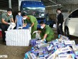 Sóc Trăng: Bắt tại trận 2 đối tượng đang sang xe số lượng lớn thuốc lá lậu