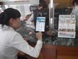 LienVietPostBank dùng máy tính bảng giới thiệu sản phẩm tới khách hàng