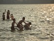 Nắng nóng đỉnh điểm, người Hà Nội ngâm mình dưới “biển” giữa thành phố