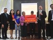 Tổng đại lý Kon Tum 2 của Hanwha Life Việt Nam chi trả quyền lợi bảo hiểm cho khách