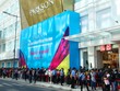 Đích thân chủ thương hiệu Uniqlo ra cửa đón khách đến mua sắm