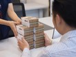 Tiền chảy vào khách mua nhà