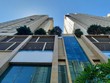 Công ty Châu Sơn dựa vào đâu để thực hiện điều chỉnh giá dịch vụ trông giữ xe tại chung cư The Pride?