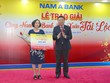 Nam A Bank trao giải đặc biệt là sổ tiết kiệm 500 triệu đồng cho khách hàng trúng thưởng
