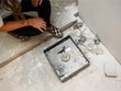Sửa lại căn hộ, phát hiện két sắt 1,1 tỷ đồng và mật thư dẫn đến "kho báu" bí ẩn