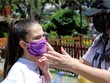 WHO khuyến cáo trẻ em trên 12 tuổi nên sử dụng khẩu trang như người lớn