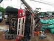 Bình Phước: Xe tải đâm gãy cột điện làm hai người thương vong