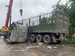 Hà Tĩnh: Container tông nhau rơi đầu, QL15 ách tắc nhiều giờ