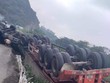 Xe container mất lái, lật ngửa trong hành lang đường sắt Bắc-Nam