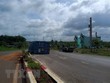 Xe đầu kéo mất lái, thùng container văng xuống gữa lòng đường