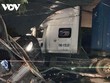 Xe container đâm ô tô con đỗ bên đường khiến 2 người tử vong