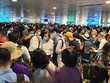 Khách ồ ạt đổ về sân bay Tân Sơn Nhất, "phá vỡ" kỷ lục cao điểm Tết