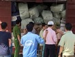 Cảnh sát bao vây, bắt 3 toa hàng nghi lậu ở ga Sài Gòn