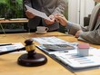 Cổ đông chật vật đòi người quản lý bồi thường thiệt hại