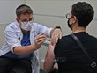 Israel phê duyệt tiêm mũi vaccine thứ 4