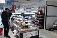 Các cửa hàng bán lẻ đang chịu ảnh hưởng nặng nề từ Covid-19 và thương mại điện tử là lĩnh vực được hưởng lợi. Ảnh: Thành Nguyễn.
