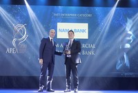Đại diện Nam A Bank – ông Hà Huy Cường (Phó tổng giám đốc) nhận giải thưởng Corporate Excellence Award - Doanh nghiệp xuất sắc châu Á và Fast Enterprise Award - Doanh nghiệp tăng trưởng nhanh.