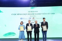 Đại diện GEC (ngoài cùng bên trái) nhận Top 5 Doanh nghiệp QTCT tốt nhất năm 2020 - Nhóm vốn hóa