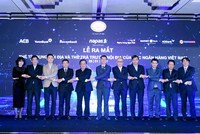Ông Lê Huy Dũng - quyền Tổng giám đốc Vietbank (thứ 2 từ trái qua) cùng Đại diện Ngân hàng Nhà nước và các ngân hàng tại lễ ra mắt