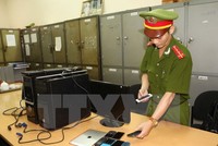 Tang vật thu giữ được trong một vụ phá án tổ chức cá độ bóng đá trên mạng Internet. (Ảnh: Doãn Tấn/TTXVN)