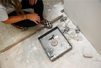 Eddie và Angie vô tình phát hiện chiếc két sắt ẩn dưới sàn bếp mục nát.