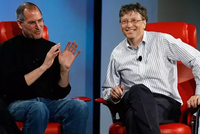 Steve Jobs và Bill Gates trong diễn đàn năm 2007. Ảnh: CNET