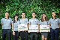 Ông Trịnh Thanh Cần (Tổng Giám Đốc ACBS), bà Nguyễn Bỉnh Thanh Giao (Trưởng bộ phận Phân tích Cơ bản) và ông Nguyễn Duy Khoa (Phó Tổng Giám Đốc ACBS) chụp ảnh lưu niệm cùng 3 thí sinh xuất sắc nhất mùa giải đầu tiên của Trade Pro 2017 - Ảnh: ACBS
