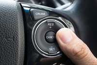 Các nút kích hoạt cruise control trên vô-lăng.
