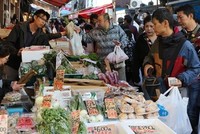 Người dân mua sắm tại một khu chợ ở Nhật Bản. Ảnh: AFP.