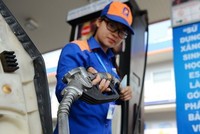 Nhân viên xăng dầu bơm xăng cho khách hàng tại một trạm xăng dầu ở Hà Nội. Ảnh: PV