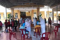 Trung tâm Kiểm soát bệnh tật tỉnh Quảng Bình lấy mẫu xét nghiệm cho các hộ dân tại bản Bãi Dinh, xã Dân Hóa.
