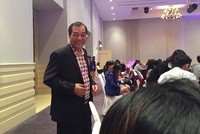 Ông Trầm Bê vui mừng khi cổ đông SouthernBank thông qua phương án sáp nhập vào Sacombank (ảnh chụp tại ĐHCĐ bất thường của Sacombank tháng 7/2015)