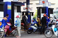 Giữ nguyên giá xăng, giảm giá dầu