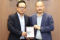 Ông Lê Xuân Vũ – Thành viên Ban điều hành, Giám đốc Khối Khách hàng cá nhân MB và ông Nguyễn Đức Huy - Phó giám đốc Khối Ngân hàng số MB đại diện nhận giải thưởng