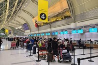 Hành khách làm thủ tục tại sân bay Toronto Pearson (Canada)